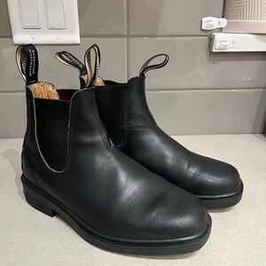 Women’s Blundstones chisel/dress toe, size AUS 4 (7 womens in Canada)